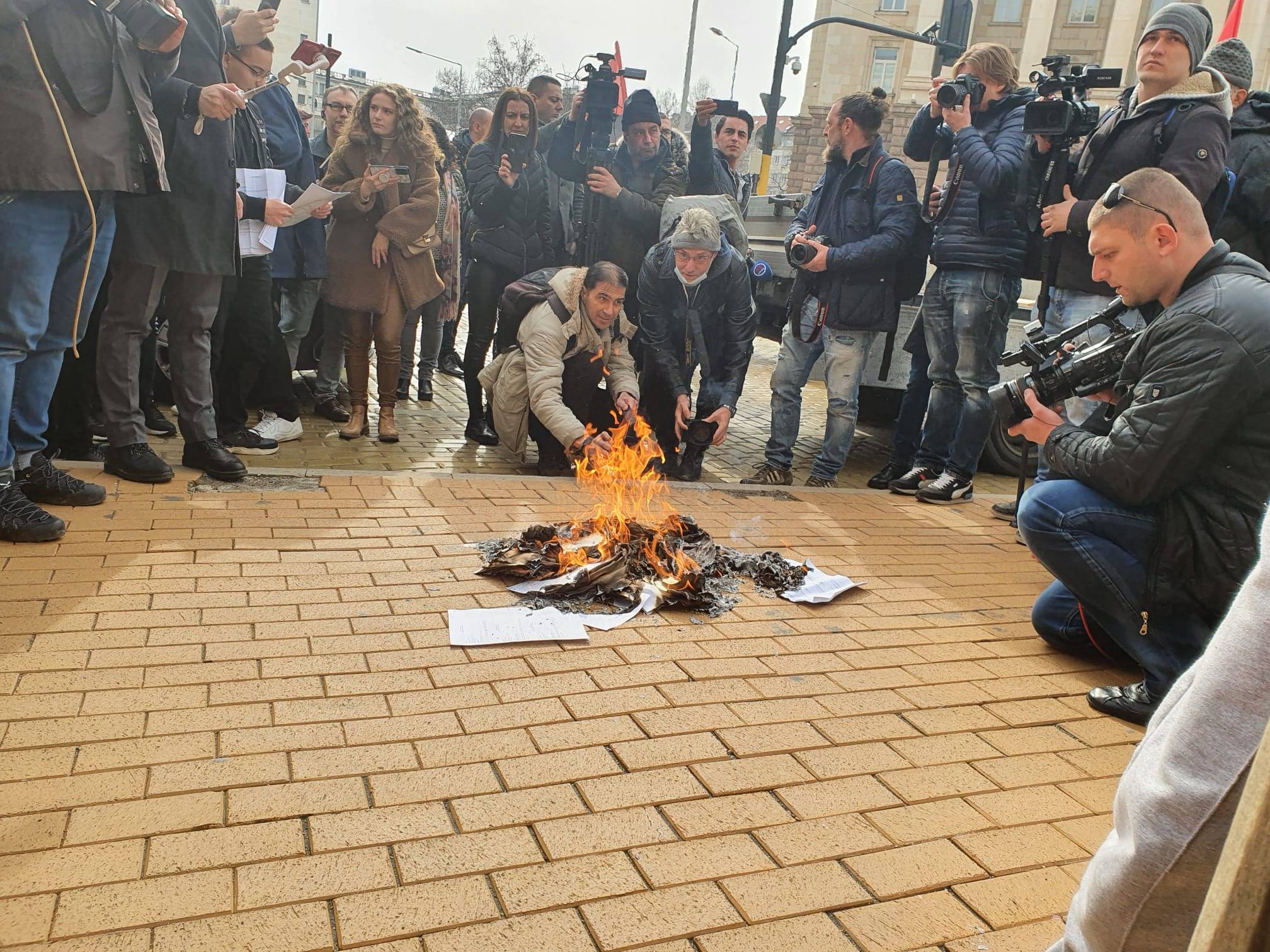 Протестиращите горят фактури с огромни сметки за ток